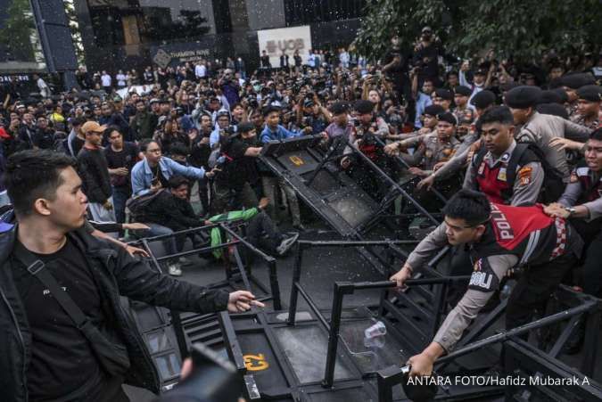 Demo di Sudirman Ricuh Saat Pembubaran, Massa dan Polisi Sempat Saling Dorong
