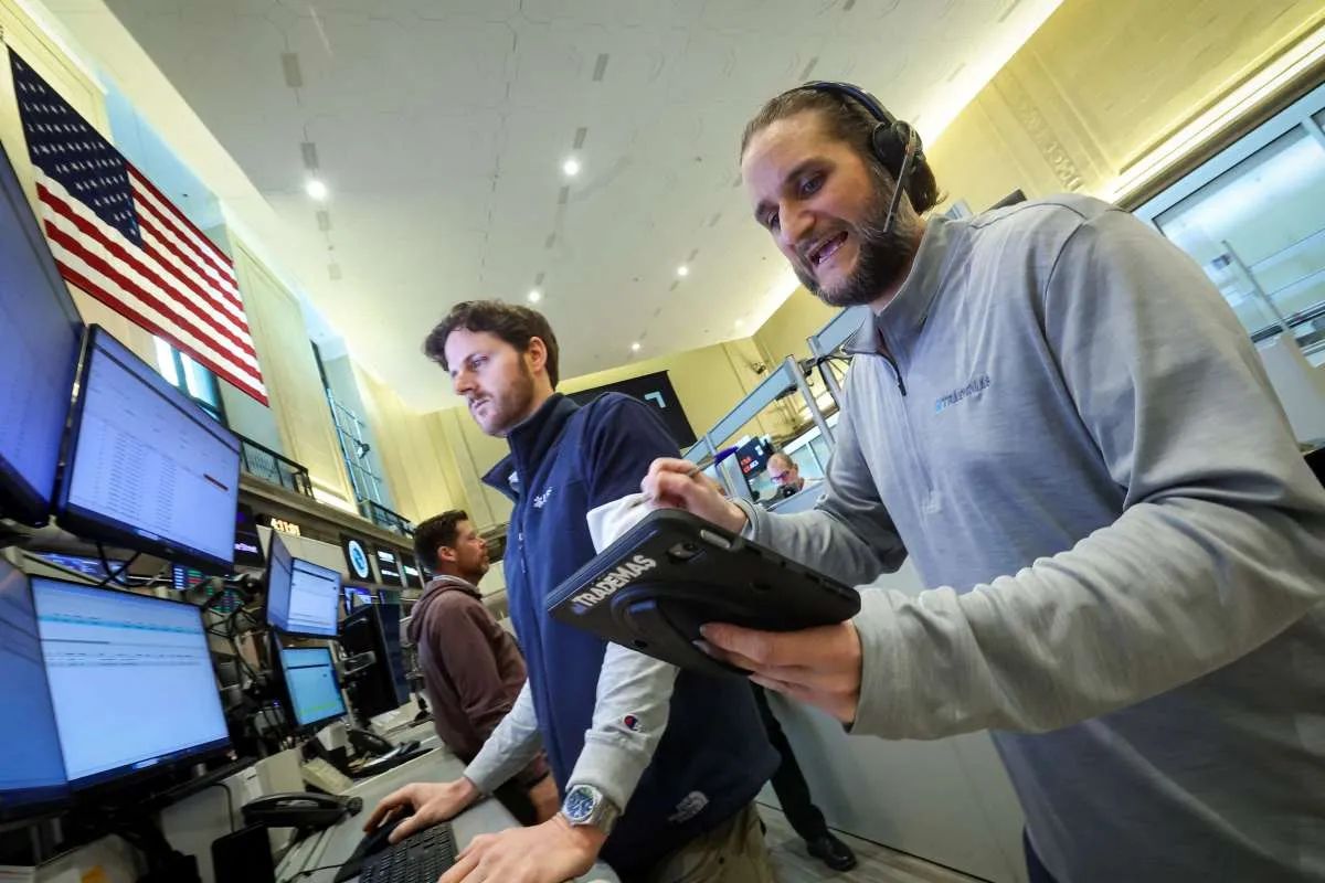 Wall Street Langsung Dibuka Melonjak Rabu (23/4), Trump Redam Ancaman Pecat Powell 
