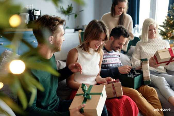 Populer di Barat, Yuk Coba 3 Tradisi Tukar Kado Natal Ini Biar Makin Berkesan