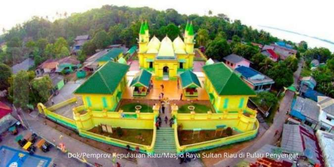 Masjid Raya Sultan Riau di Pulau Penyengat, salah satu tempat wisata di Pulau Bintan