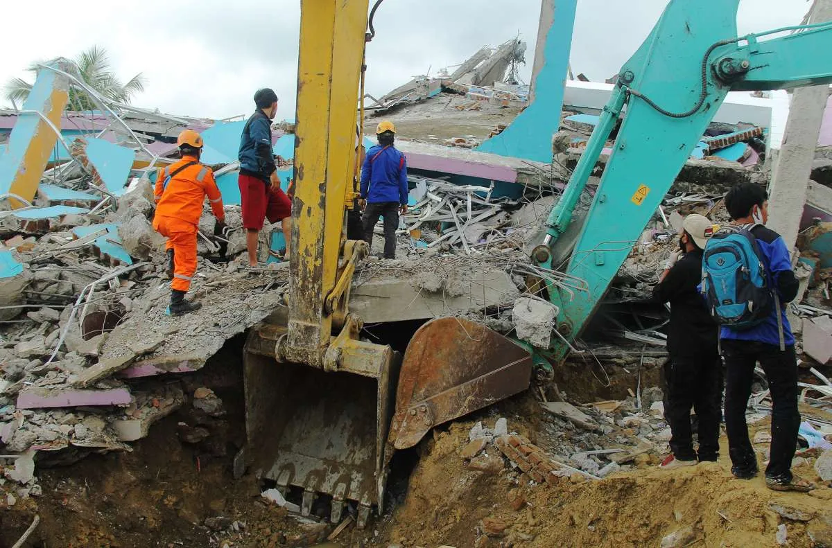 Tim gabungan pulihkan akses jalan poros Majene - Mamuju 