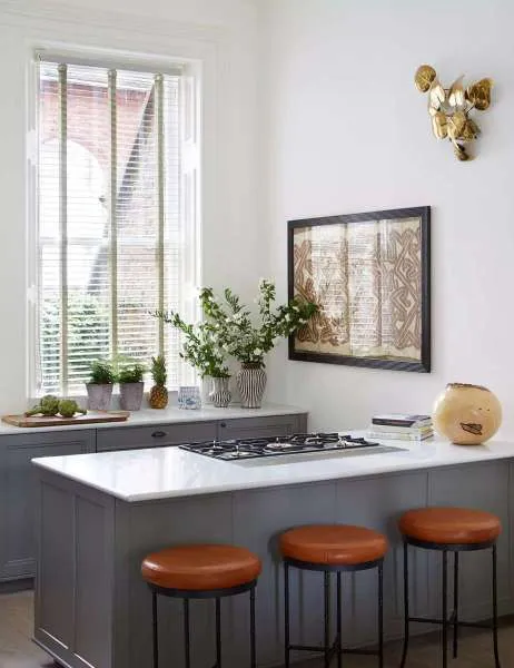 Dapur tanpa kabinet dengan hiasan dinding