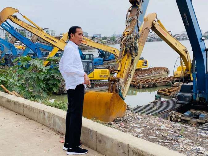 Jokowi berdialog dengan operator alat berat di Waduk Pluit, apa yang ditanyakan? 