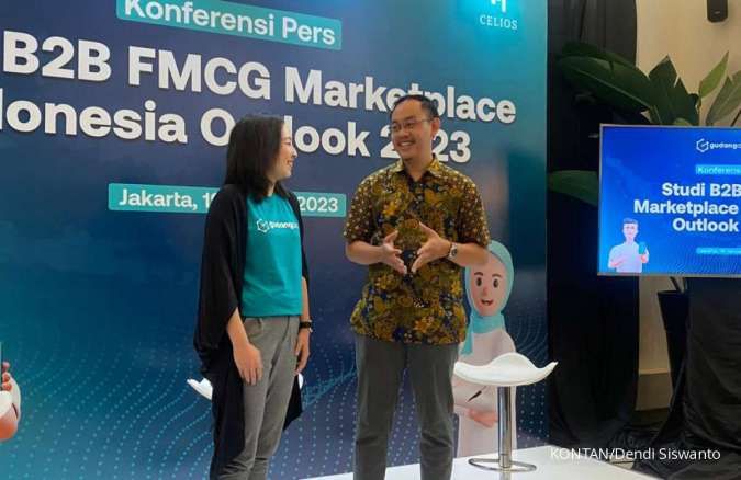 Direktur Celios Bhima Yudhistira (kanan) saat outlook marketplace bersama GudangAda di Jakarta.