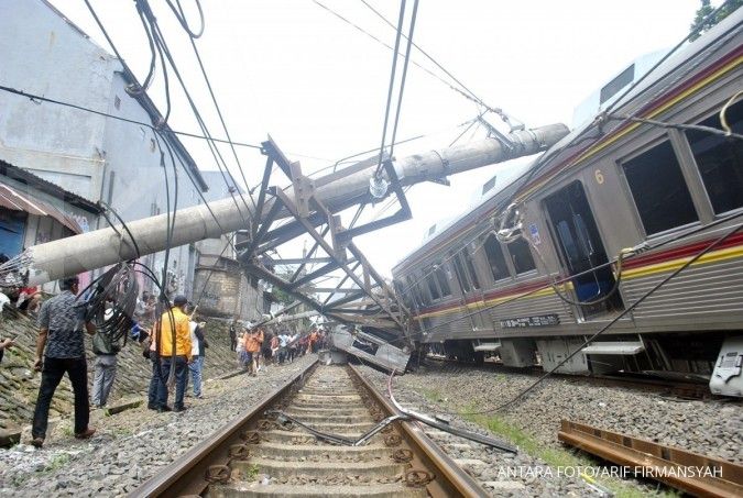 Kereta commuter line anjlok dan tertimpa tiang listrik di Bogor