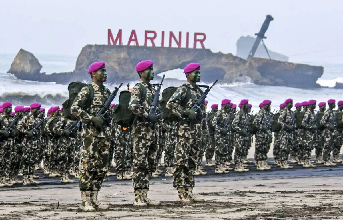 HUT RI Ke-77, TNI AL Kibarkan Bendera Merah Putih di Bawah Laut di 77 Lokasi