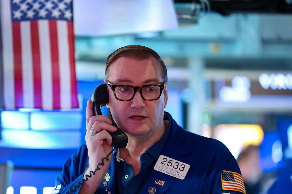 Wall Street: S&P 500 dan Nasdaq Turun, Aksi Jual Saham Semikonduktor Berlanjut