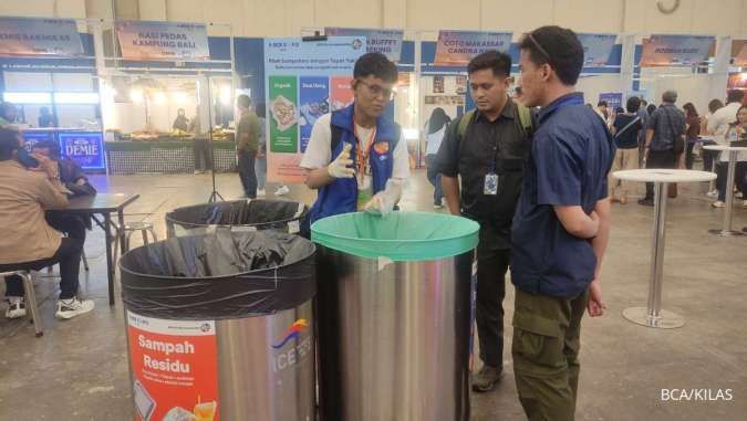 Tim Duitin menjelaskan proses pemilahan sampah selama BCA Expo 2025