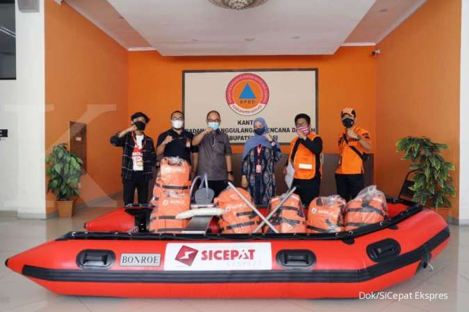 Antisipasi banjir, SiCepat berikan bantuan perahu karet ke BPBD Kabupaten Bekasi