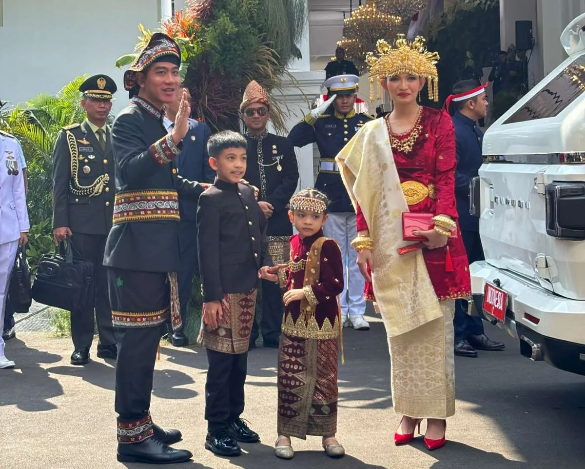 Gibran Ikuti Upacara HUT ke - 80 RI di Istana Merdeka, Pakai Pakaian Adat Lampung