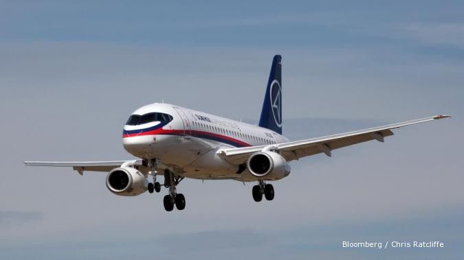 Pesawat Sukhoi Superjet 100 dalam rangka tur Asia