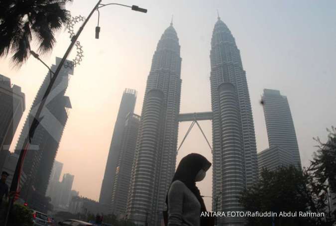 Gara-gara kabut asap, Mahathir terpaksa berkuda sambil memakai masker