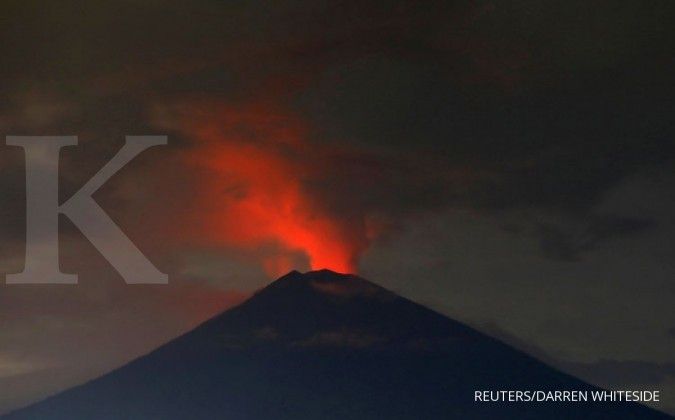 Gunung Agung masih semburkan abu vulkanik