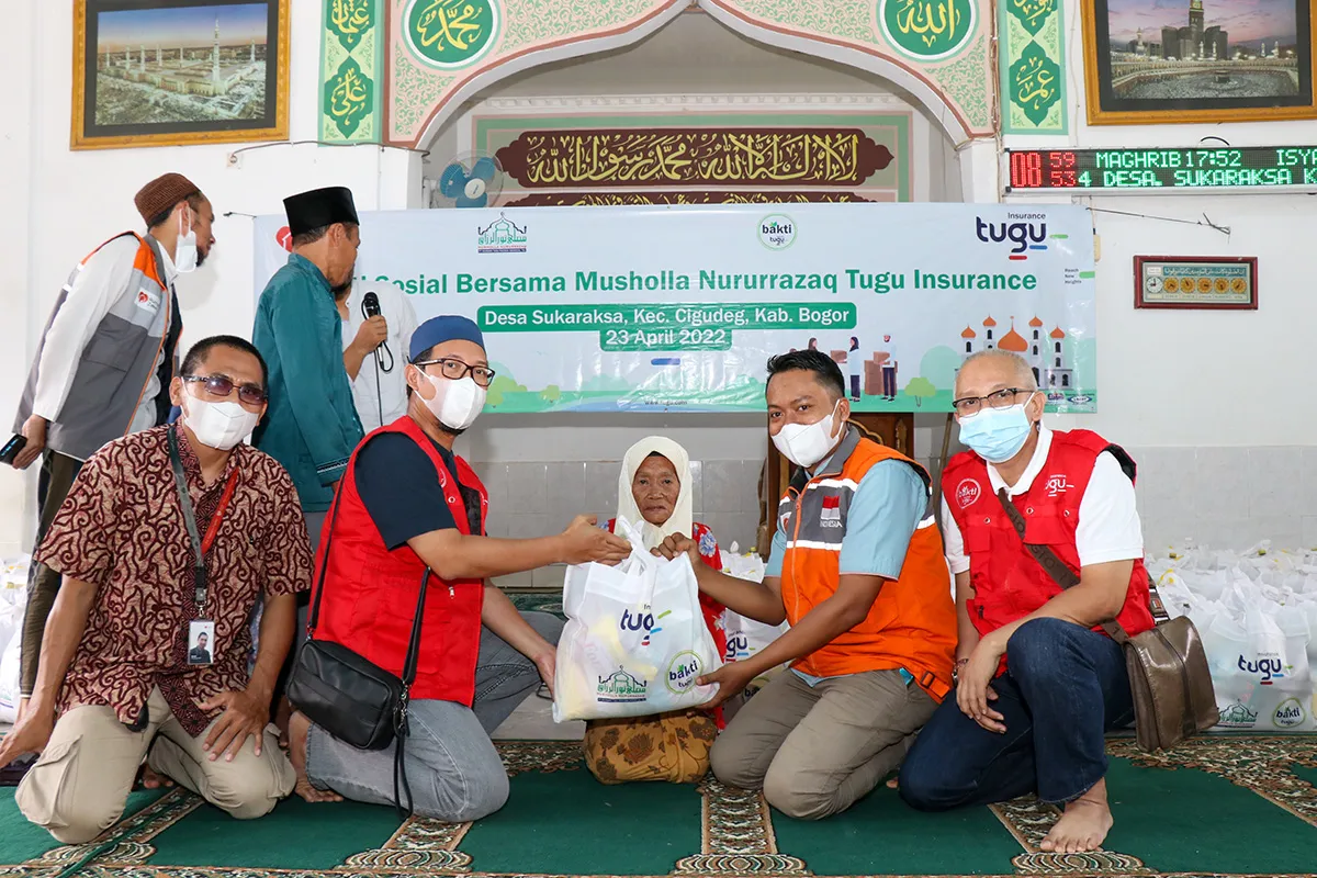 Aksi Sosial Tugu Insurance Bantu Keluarga Prasejahtera Sambut Idulfitri
