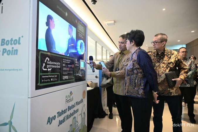 Daur Ulang Sampah, PLN Sediakan Mesin Penampung Botol Plastik dan Baju Bekas 