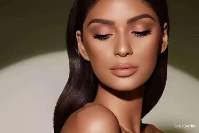 4 Tips Makeup Sesuai Bentuk Wajah, Perhatikan Letak Blush On!