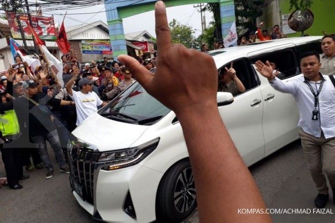 Lewati massa pendukung Jokowi, Prabowo beri isyarat dua jari