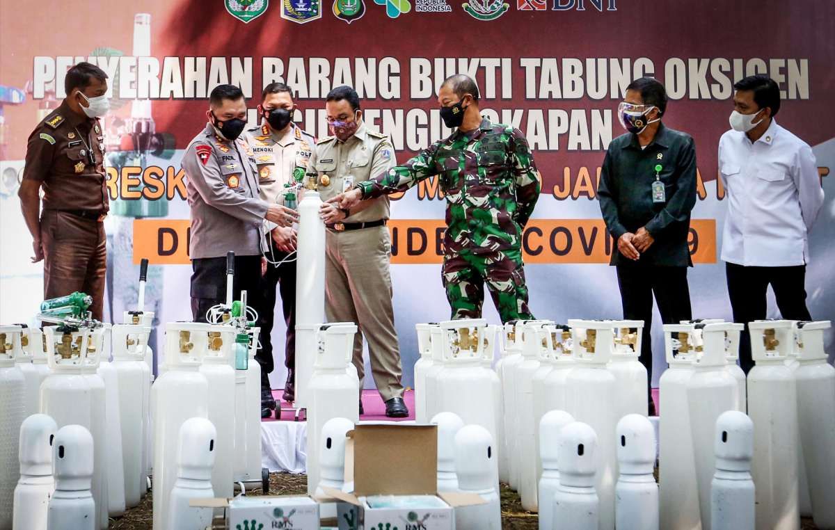 Penyerahan tabung oksigen hasil tindak kejahatan