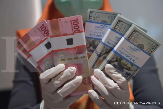 Rupiah tumbles on debt monetization concerns, spike in virus cases