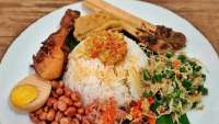 2 Resep Nasi Campur Bali Dilengkapi Sate Lilit, Sambal Matah, Telur Pindang