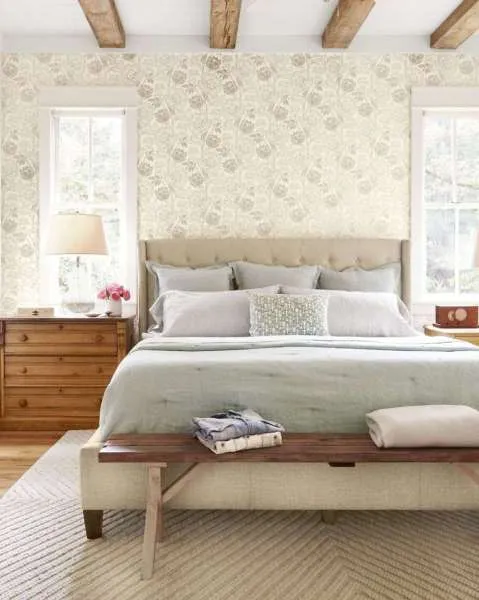 Kamar tidur krem wallpaper bunga kursi kayu