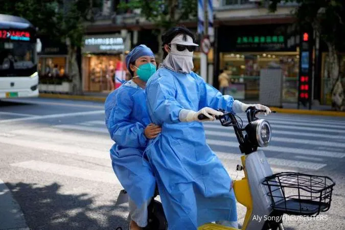 China Widens Covid Curbs, iPhone Factory Unrest Adds to Economy Worries