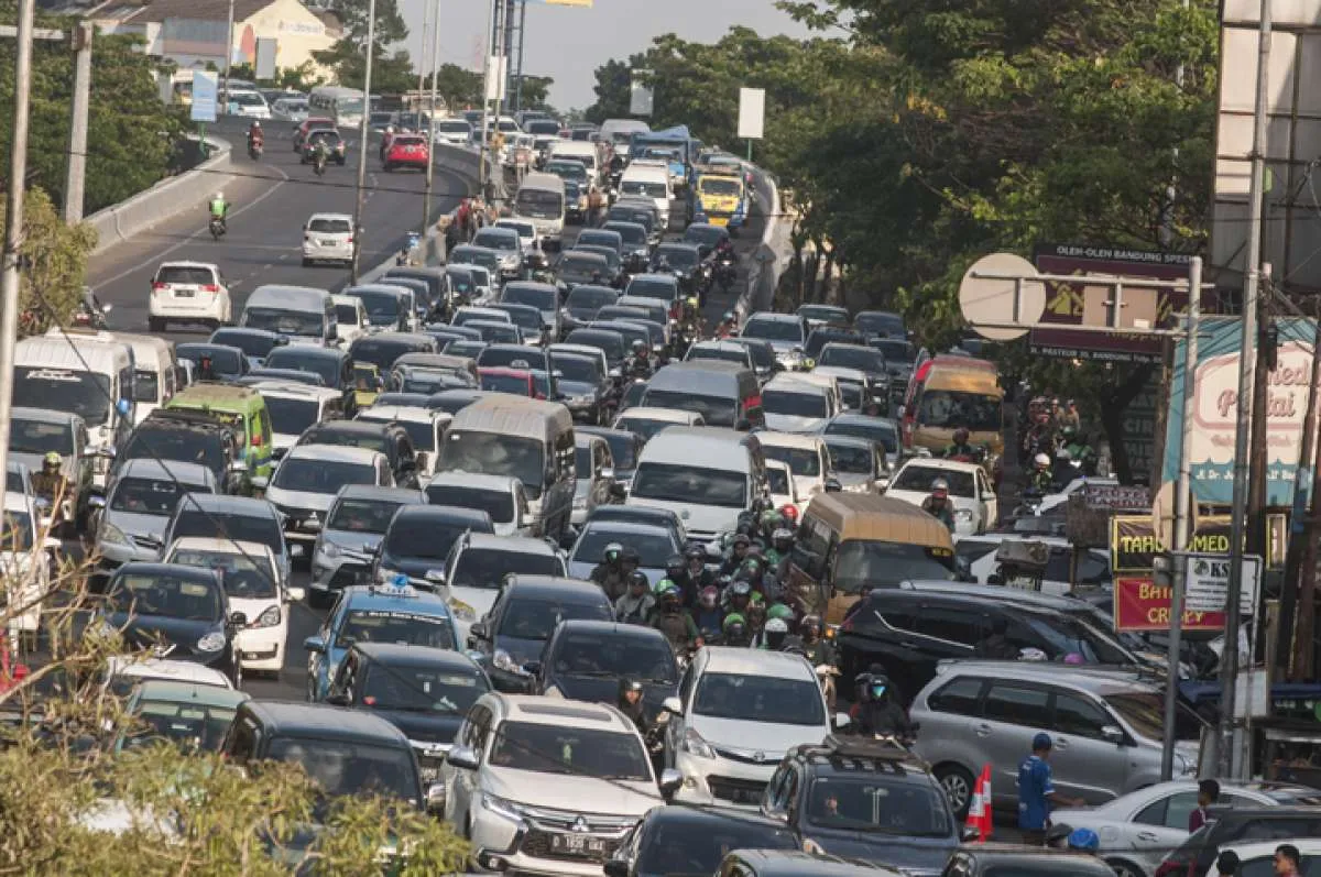 Perhatian, jalur Lembang Bandung terpantau macet parah 