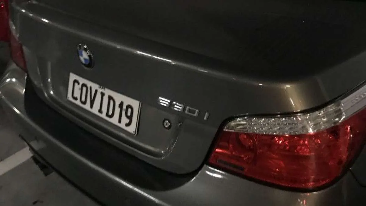 Pelat COVID19 yang terpasang di BMW 5 bikin heboh Bandara Adelaide