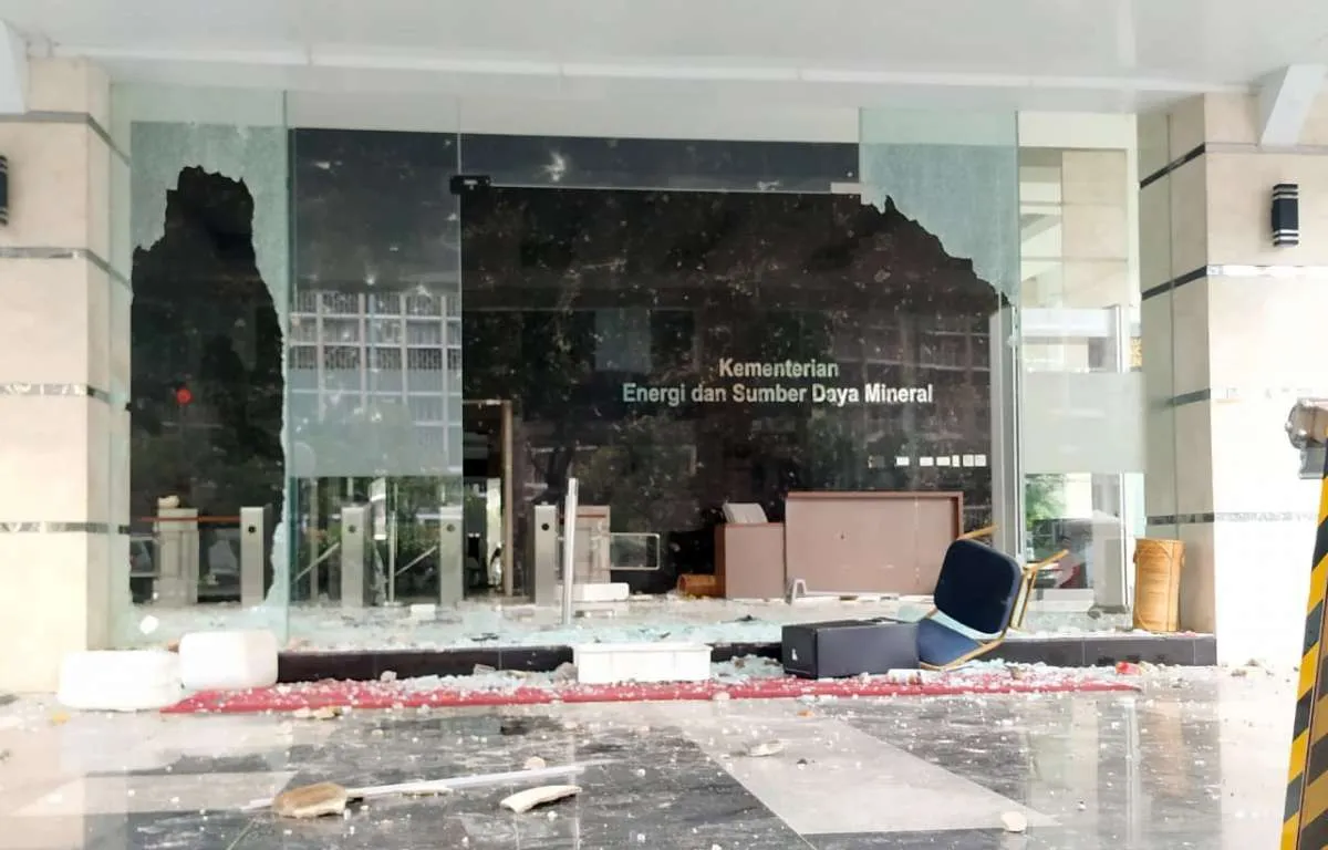 Gedung Kementerian ESDM jadi sasaran pengunjuk rasa tolak omnibus law