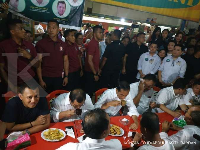 Jokowi menyempatkan minum kopi di Jarod, Manado
