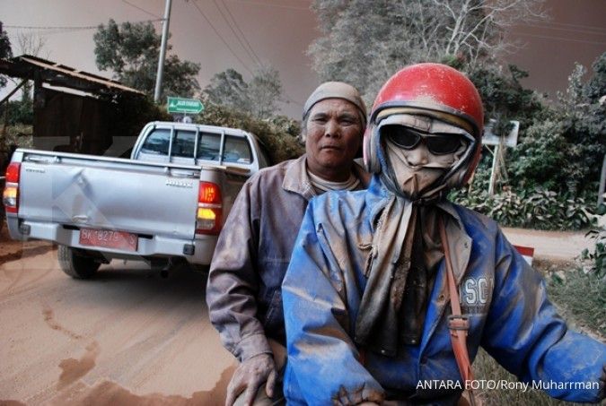 Berastagi berlumpur siraman debu Gunung Sinabung