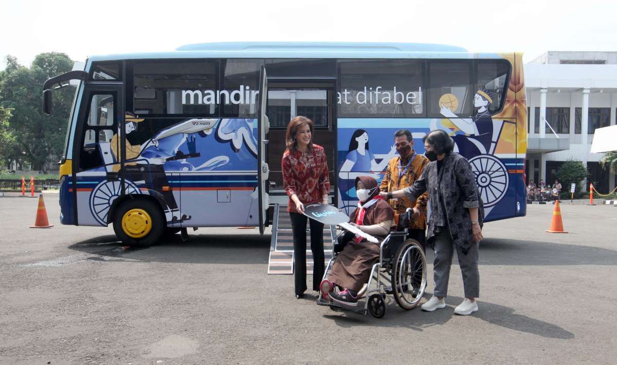 Bantuan Bus Disabilitas Bank Mandiri bagi YPAC