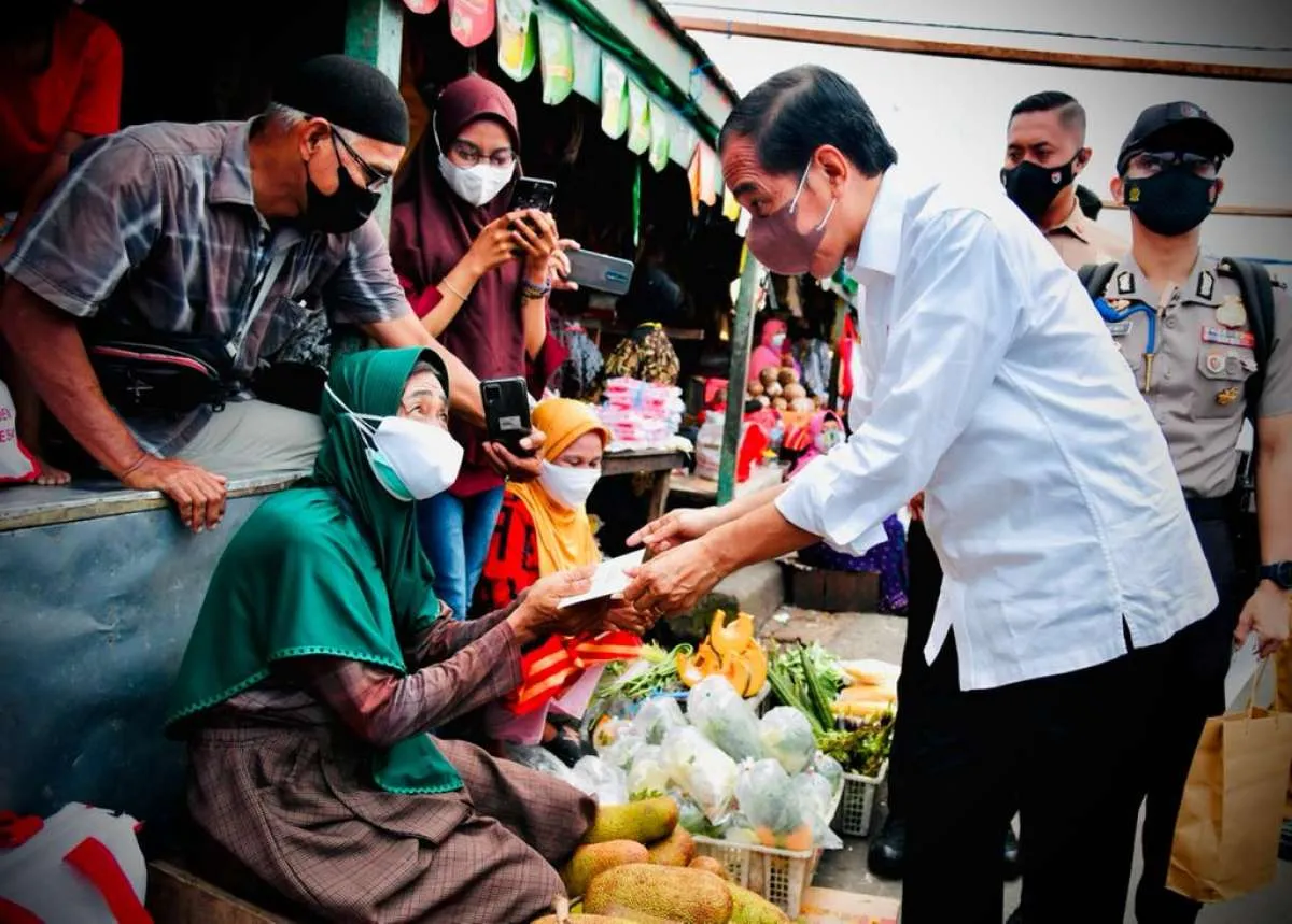 Kunjungi Pasar Muntilan Magelang, Jokowi Cek Langsung Harga Minyak Goreng