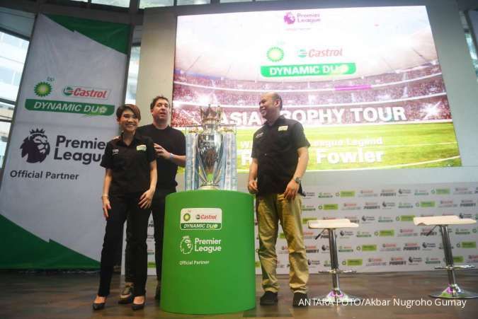 Legenda Liverpool dan Liga Inggris Robbie Fowler berbincang dengan Direktur Marketing Castrol Indonesia Augustnine Adrianto dan Direktur Marketing bp-AKR Vanda Laura saat bp Castrol Dynamic Duo Premier League Trophy Tour di Jakarta, Sabtu (11/3/2023).