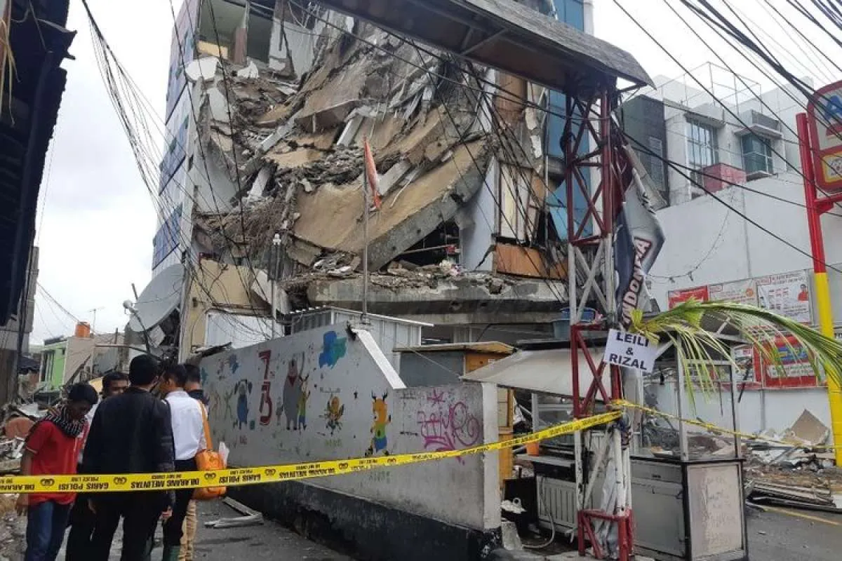 Breaking news: Gedung lantai 4 di Slipi ambruk 