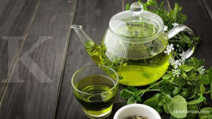 Mengonsumsi teh hijau termasuk dalam daftar cara mengecilkan perut.