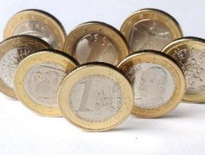 Euro melemah seiring tekanan pengunduran diri PM Italia