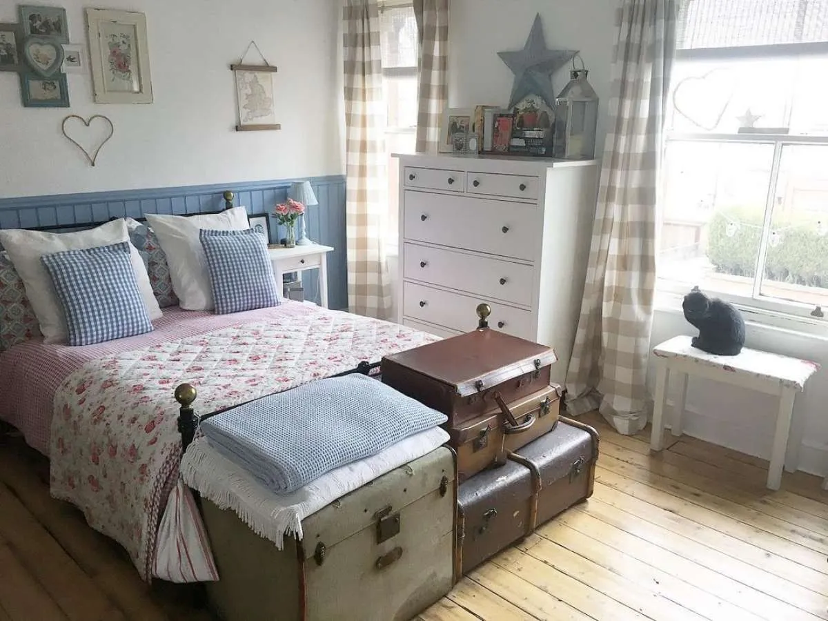 Mau Melakukan Decluttering di Kamar Tidur? Simak Tipsnya di Sini!