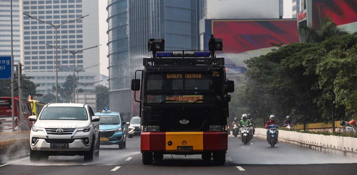 Penyemprotan Jalan untuk Kurangi Polusi Kota Jakarta
