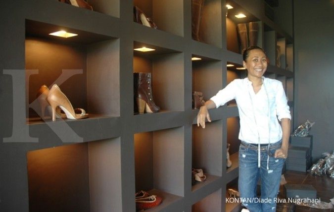 Sepatu tak nyaman, Ni Luh berbisnis sepatu (2)