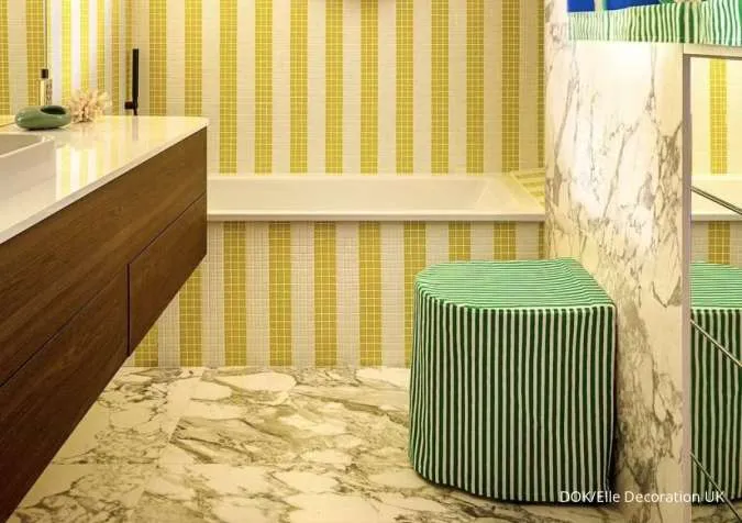 Lantai kamar mandi garis-garis dengan marble