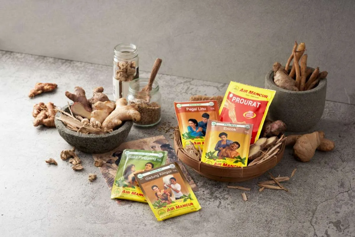 Air Mancur bersama model cantik Karen Nijsen ajak konsumen menanam tanaman herbal