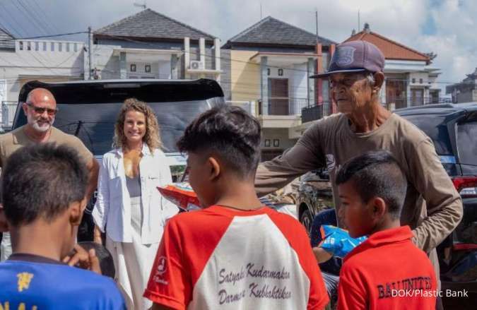 Mencegah Polusi Plastik di Laut dengan Berdayakan Komunitas Pengumpul Plastik