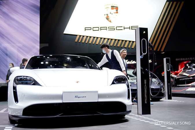 Porsche Makes Steady Start After Bumper $72 Billion Listing