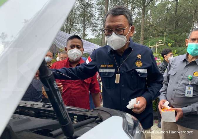 Menteri ESDM Arifin Tasrif memeriksa mesin kendaraan saat melepas rombongan uji jalan B40 di Subang, Jawa Barat, Selasa (1/11/2022).