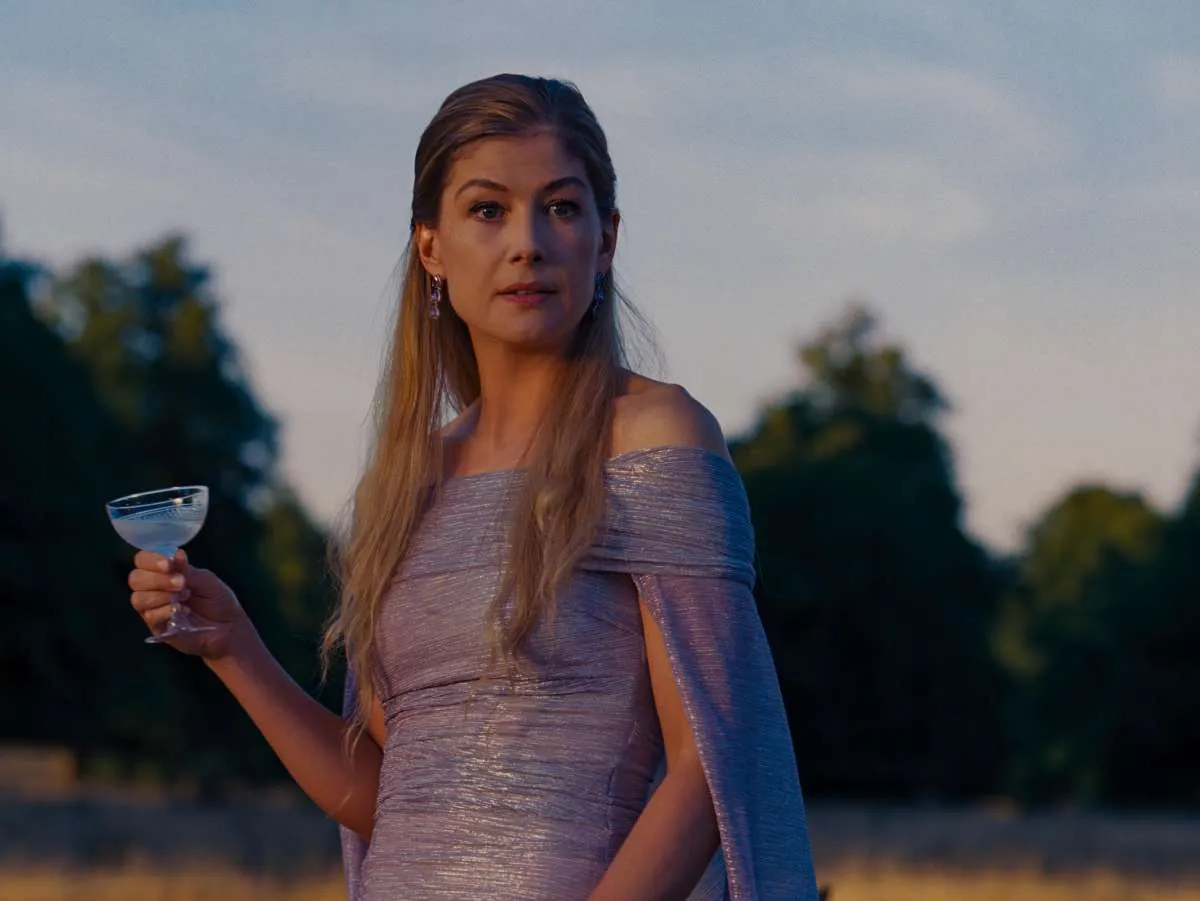 Tampil Menawan di Saltburn, Tonton Juga 6 Film Rosamund Pike Ini Ya