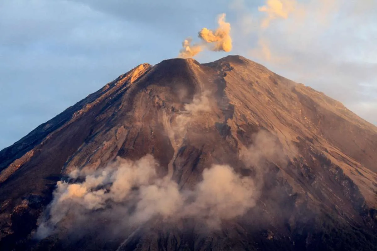 Gunung Semeru kembali erupsi, warga diminta tingkatkan kewaspadaan