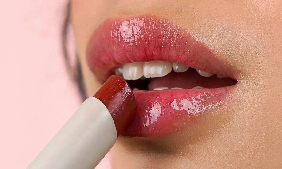 6 Manfaat Tinted Lip Balm Bukan Sekadar Pelembab Bibir