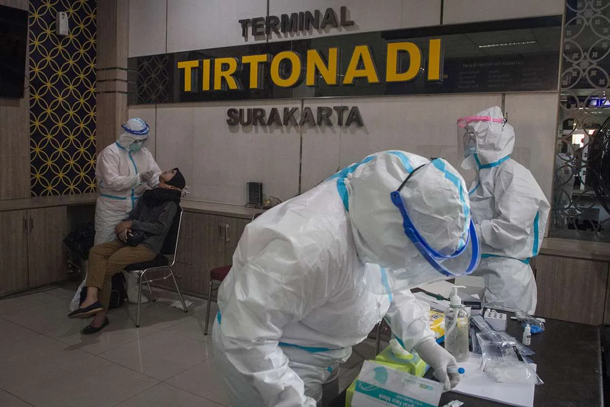Menhub Budi Karya dan Wali Kota Solo Gibran blusukan ke Terminal Tirtonadi