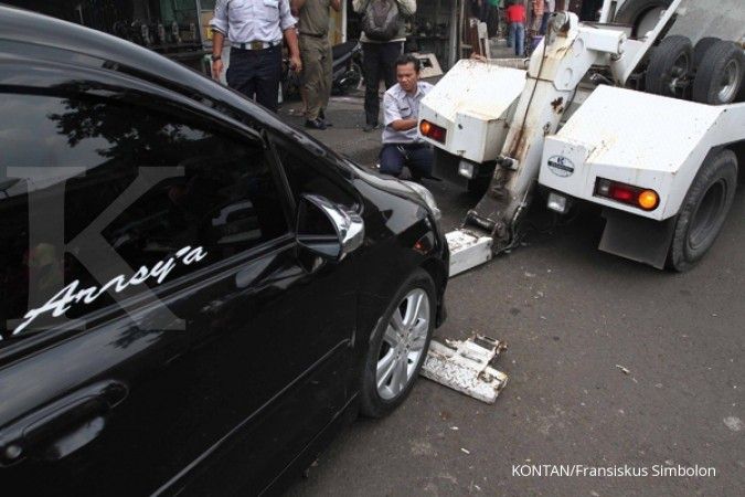 Hingga Juli, sebanyak 2.382 mobil yang parkir liar di Jakarta Barat diderek petugas